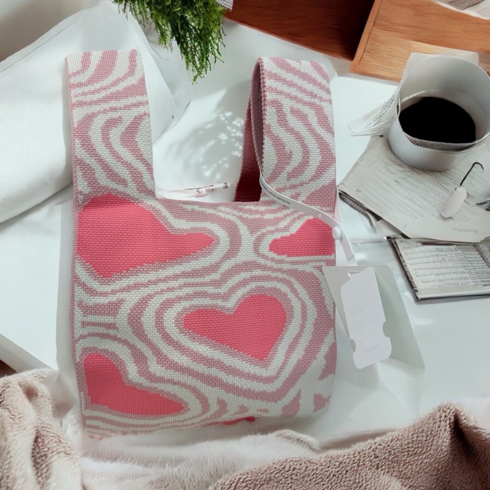NWT Pink Heart Compact Stylish Essentials Handheld Bag